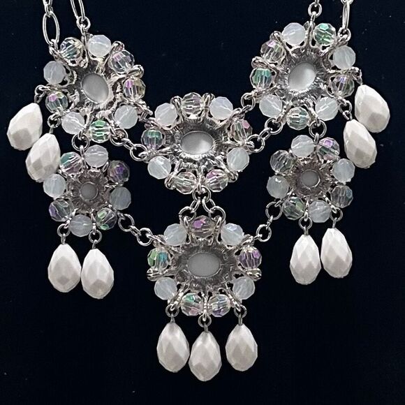 Charming Charlie Floral Bib Necklace Women's 7” Drop Silver-tone & White Chunky - Picture 8 of 8